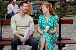 Die Holzhandwerkerin Moriah (Rachelle Lefevre, re.) m&ouml;chte den Leuchtturm in einer franz&ouml;sischen K&uuml;stenstadt restaurieren. Doch dann trifft sie auf Ben (Luke Macfarlane, li.), der andere Pl&auml;ne hat.