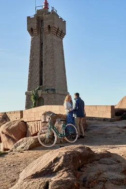 Die Holzhandwerkerin Moriah (Rachelle Lefevre, li.) m&ouml;chte den Leuchtturm in einer franz&ouml;sischen K&uuml;stenstadt restaurieren. Doch dann trifft sie auf Ben (Luke Macfarlane, re.), der andere Pl&auml;ne hat.