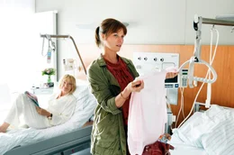 Kati (Jessica Schwarz) lernt Frau Baronski (Judy Winter) im Krankhaus kennen.