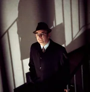 Gerhard Sidessen (Klaus Schwarzkopf) ist der Prokurist der Firma. Aber er kennt nicht nur die wirtschaftlichen Verh&auml;ltnisse des Betriebes.