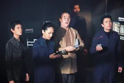 Die Crewmitglieder T&rsquo;Pol (Jolene Blalock, l.), Dr. Phlox (John Billingsley, M.) und Reed (Dominic Keating, r.) verfolgen gespannt den Versuchen von Hoshi Satos (Linda Park, 2.v.l.), mit dem fremden Wesen zu kommunizieren.