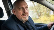 Kommissar Freddy Schenk (Dietmar Bär) sieht im Rückspiegel, wie sich sein Kollege Max Ballauf nähert. Das passt Freddy diesmal gar nicht. Kommissar Freddy Schenk (Dietmar Bär) sieht im Rückspiegel, wie sich sein Kollege Max Ballauf nähert. Das passt Freddy diesmal gar nicht.