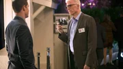 D.B. Russell (Ted Danson, r.) versucht Paul Winthrop (Mark-Paul Gosselaar) aus der Reserve zu locken und konfrontiert ihn mit einem Foto