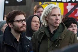 Seitdem Daniel Domscheit-Berg (Daniel Br&uuml;hl, l.) und Julian Assange (Benedict Cumberbatch, r.) die Website "WikiLeaks" entwickelt haben, stehen sie im Dauerfokus der Regierungen ...