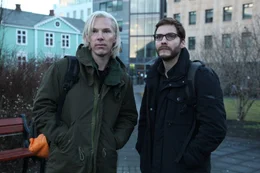 Die Computerfreaks Daniel (Daniel Br&uuml;hl, r.) und Julian (Benedict Cumberbatch, l.) geraten &uuml;ber Nacht mit ihrer Website "WikiLeaks" ins Blickfeld der Geheimdienste. Als sie an streng geheime amerikanische Dokumente geraten, zerstreiten sie die beiden bei der Frage, was darf man in die &Ouml;ffentlichkeit tragen, ohne Schaden anzurichten ...