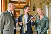 Mit Hilfe von Marie (Karin Thaler, r.) und Achtziger (Alexander Duda, l.) konnte die vom Zoll beschlagnahmte Oboe von Starmusiker Rogner (Stefan Puntigam, m.) zur&uuml;ckgeholt werden.