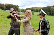 Sch&auml;fer Adenauer (Georg Veitl, l.) zielt auf Dr. Kauth - Sophie Haas (Caroline Peters, M.) und B&auml;rbel Schmied (Meike Droste, r.) greifen ein.; ARD/WDR MORD MIT AUSSICHT (24), "Ein krummer Hund", am Freitag (01.11.24) um 16:10 Uhr im ERSTEN.