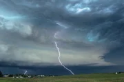 Die Great Plains in Oklahoma bieten mit ihrer scheinbar endlosen Weite ideale Bedingungen, um Blitze zu beobachten. Hier treffen warme und kalte Luftmassen oft aufeinander.