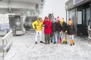 Schneewanderung in den Alpen. Singa, Volker Rosin und die TanzAlarm-Kids marschieren munter durch das verschneite Gel&auml;nde und sehen nicht, wie sich der TanzTapir, angelockt von beschwingter H&uuml;ttenmusik, von der Truppe entfernt.