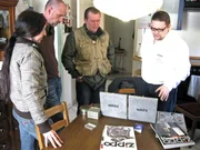 Steffi ist gerade bei ihrem Freund Jens eingezogen und demn&auml;chst wird geheiratet. F&uuml;r die geplante Traumhochzeit ist er sogar bereit, sich von seiner Sammlung an Schrott zu trennen. Dabei hilft Tr&ouml;del-Profi Otto Schulte (2 v.l.) gern.