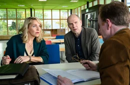 Lehrer Leppin (Mathias Junge, re.) hat schlechte Nachrichten f&uuml;r Martin (G&ouml;tz Schubert, Mitte) und Nina (Tanja Wedhorn).