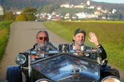 Vom Bodensee bis nach Schaffhausen: Johannes Zenglein (r.) mit Hermann Maier im Oldtimer unterwegs durch die malerische die Vulkan- und Burgenlandschaft des Hegaus. Vom Bodensee bis nach Schaffhausen: Johannes Zenglein (r.) mit Hermann Maier im Oldtimer unterwegs durch die malerische die Vulkan- und Burgenlandschaft des Hegaus.