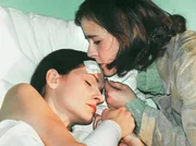 Doris Stegert (Dagmar Sitte, re.) besucht ihre Schwester Elli Hauser (Kathi Liehrs) in der "Sachsenklinik". In der vergangenen Nacht war Elli zu schnell mit ihrem Rollstuhl durch das Haus der Schwester gefahren. Dabei ereignet sich ein folgenschwerer Unfall. Die Folgen: doppelter Wadenbruch und Sch&auml;delhirntrauma.