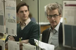 Ian Katz (Dan Stevens, l.); Alan Rusbridger (Peter Capaldi, r.)