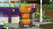 Der Geisterkürbis rollt los. Und Spike ist auf ihm gefangen. Der Geisterkürbis rollt los. Und Spike ist auf ihm gefangen.