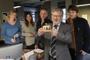 Das SOKO-Team, Ina Zimmermann (Melanie Marschke), Olivia Fareedi (Nilam Farooq), Jan Maybach (Marco Girnth) und Tom Kowalski (Steffen Schroeder) gratulieren ihrem Chef Hajo Trautzschke (Andreas Schmidt-Schaller, 2.v.r.) zum Dienstjubil&auml;um.