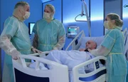 Christoph Faber (Matti Krause, 2.v.re.) geht es immer schlechter. Die Medikamente zeigen noch keine Wirkung. Als Dr. Martin Stein (Bernhard Bettermann, 2.v.li.) nach Hans-Peter Brenner verlangt, &uuml;bernimmt zur Verwunderung von Martin und Oberschwester Arzu (Arzu Bazman, re.) Dr. Roland Heilmann (Thomas R&uuml;hmann, li.) selbst. Roland hat Hans-Peter nach Hause geschickt. Er muss die Nachricht, dass seine Mutter Krebs hat, erst einmal verdauen.