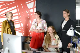 Agenturchefin Judith (Juliane K&ouml;hler, v. l. n. r.) h&auml;lt ihre Mitarbeiterinnen Marlene (Elena Uhlig), Linda (Pheline Roggan) und Kati (Jessica Schwarz) m&auml;chtig auf Trab.