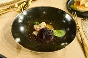 "Katerfr&uuml;hst&uuml;ck": Gelbflossenmakrele mit gebranntem Lauch-Dashi und Lauch-&Ouml;l, eingelegtem wei&szlig;en Rettich, Shiitake und Spinat von Tarik Rose