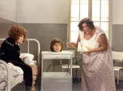 Die junge Hexe Sexana (Petra Cernock&aacute;, l) ist eingesperrt und braucht den Rat eines Menschen. Von Honza Bl&aacute;ha (Jan Hrus&iacute;nsky) kann sie leider nur den Kopf herbeizaubern. Ob er ihr trotzdem helfen kann?