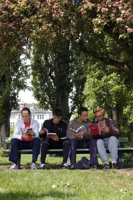 Zusammen mit seinen Freunden Ulf (Moritz Lindbergh, l.), Karl (Jan Sosniok, 2.v.r.) und Stefan (Dominic Boeer, r.) &uuml;berlegt Adam (Marco Girnth, 2.v.l.), wie er das "Orgasmusproblem" mit seiner Freundin l&ouml;sen kann. Kein leichtes Unternehmen ...