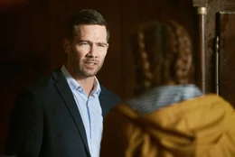 Ben (Luke Macfarlane) trifft auf die Holzhandwerkerin Moriah, die den Leuchtturm in einer franz&ouml;sischen K&uuml;stenstadt restaurieren will. Doch er hat andere Pl&auml;ne...
