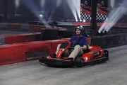Wilson (Robert Sean Leonard) fährt mit Sam, House und Cuddy ein Rennen auf der Go-Kart-Bahn. Wilson (Robert Sean Leonard) fährt mit Sam, House und Cuddy ein Rennen auf der Go-Kart-Bahn.