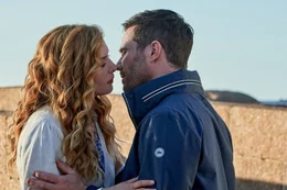 Die Holzhandwerkerin Moriah (Rachelle Lefevre, li.) m&ouml;chte den Leuchtturm in einer franz&ouml;sischen K&uuml;stenstadt restaurieren. Doch dann trifft sie auf Ben (Luke Macfarlane, re.), der andere Pl&auml;ne hat.