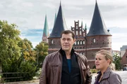 ARD HEITER BIS T&Ouml;DLICH - MORDEN IM NORDEN, II. Staffel der Krimiserie am Vorabend mit 16 neuen Folgen, Folge 24 "Jackpot" am Dienstag (21.05.13) um 18.50 Uhr im Ersten. Finn Kiesewetter (Sven Martinek, l.) und Sandra Schwartenbeck (Marie-Luise Schramm, r.) m&uuml;ssen den Mord an Kuno Denzer, dem Inhaber eines Schl&uuml;sseldienstes in L&uuml;beck aufkl&auml;ren.