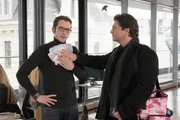 Christoph Baumgartner (Francis Fulton-Smith, re.) versucht seinen Assistenten Werner (Joris Gratwohl) zu &uuml;berreden, dass sie sich um das Baby Rosi Rosi k&uuml;mmern, w&auml;hrend er zum Meeting geht.