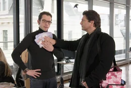 Christoph Baumgartner (Francis Fulton-Smith, re.) versucht seinen Assistenten Werner (Joris Gratwohl) zu &uuml;berreden, dass sie sich um das Baby Rosi Rosi k&uuml;mmern, w&auml;hrend er zum Meeting geht.