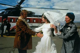 Dodo (Katrin Cartlidge, r.), Jan (Stellan Skarsgard, l.), Bess (Emily Watson, m.)