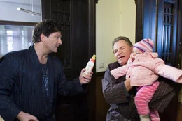 Kurt Schollwer (Fritz Wepper, re.) nimmt das Baby Rosi und Christoph Baumgartner (Francis Fulton-Smith) soll Windeln einkaufen.