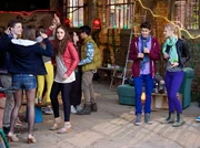 Statt bei ihrer Freundin zu übernachten, hat Marie Stein (Henriette Zimmeck, rechts) die Einladung ihres Schwarms Steffen Siebert (Timon Wloka, 2. von rechts) angenommen, in einer alten Fabrik eine "illegale Party" zu feiern. Die Stimmung ist super und auch Steffen scheint eindeutiges Interesse an Marie zu haben. Links: Komparsen. Statt bei ihrer Freundin zu übernachten, hat Marie Stein (Henriette Zimmeck, rechts) die Einladung ihres Schwarms Steffen Siebert (Timon Wloka, 2. von rechts) angenommen, in einer alten Fabrik eine "illegale Party" zu feiern. Die Stimmung ist super und auch Steffen scheint eindeutiges Interesse an Marie zu haben. Links: Komparsen.