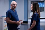 L-R: Dr. Aaron Glassman (Richard Schiff) und Dr. Audrey Lim (Christina Chang)