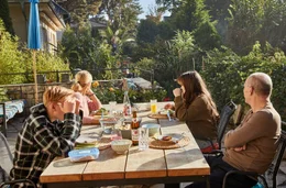 V. li. n. re.:Familie Wilmers f&uuml;r den Klimaschutz: Martin (G&ouml;tz Schubert), Lilly (Ella Lee) und Nina (Tanja Wedhorn) essen fleischlos, Tom (Finn Cordes) macht nicht mit.