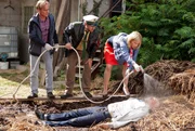 Sophie Haas (Caroline Peters, r.), Dietmar Sch&auml;ffer (Bjarne M&auml;del, M.) und Dr. Bechermann (Patrick Heyn, l.) bergen die Leiche von Hajo Lennard (Uwe Cornelisen, liegend), Chef der Resterampe, tot in einem G&uuml;llebecken.