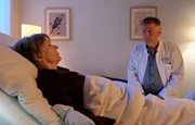 Dr. Roland Heilmann (Thomas R&uuml;hmann) kl&auml;rt Luise Brenner (Monika Lennartz) &uuml;ber ihre Behandlung auf. Im Moment geht es ihr gut, doch sie hat Angst vor dem, was kommen wird.