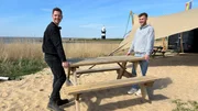 Malte Rabe und Leonard Reinhardt haben f&uuml;r ihre Strandgastronomie in Wremen extra Sand aufgesch&uuml;ttet.
