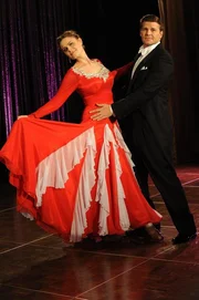 Brennan (Emily Deschanel) und Booth (David Boreanaz) kramen ihre Tanzschuhe hervor und bringen sich f&uuml;r einen hochdotierten Tanzwettbewerb in Position. Allerdings schwingen die beiden das Tanzbein nicht in ihrer Freizeit, sondern versuchen den Mord an einer favorisierten T&auml;nzerin aufzukl&auml;ren.