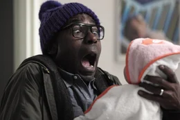 Paul (Lucien Jean-Baptiste) staunt nicht schlecht, als er Adoptivsohn Benjamin (Marius Benchenafi) zum ersten Mal sieht.