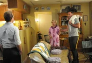 Danny (Scott Caan, l.) und Steve (Alex O'Loughlin, r.) legen sich in der Wohnung von Ruth Tennenbaum (Cloris Leachman, M.) auf die Lauer, um einen Mordfall aufzukl&auml;ren