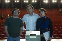Joanna Hoffman (Kate Winslet, r.), Steve Jobs (Michael Fassbender, m.), Andy Hertzfeld (Michael Stuhlbarg, l.)