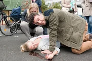 Ben (J&ouml;rg Rohde) bangt um Julias (Jenny Bach, lieg.) Leben, nachdem sie von einem Auto angefahren wurde... (hinten Komparsen)