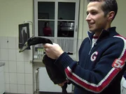 Willi Weitzel beim Besuch in der Tierklinik bei der Kleintiersprechstunde, wo eine Laufente mit ihrem Wehwehchen wartet.