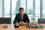 Adem (Valon Krasniqi) sieht in der Arbeit bei Immobilieninvestor Alfons die Chance zum beruflichen Aufstieg. Adem (Valon Krasniqi) sieht in der Arbeit bei Immobilieninvestor Alfons die Chance zum beruflichen Aufstieg.