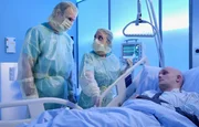 Christoph Faber (Matti Krause, re.) bekommt im Rahmen einer Krebstherapie eine Stammzellentransplantation. Er ist sehr geschw&auml;cht und es geht ihm immer schlechter. Dr. Martin Stein (Bernhard Bettermann, li.) bef&uuml;rchtet eine Sepsis und ordnet bei Oberschwester Arzu (Arzu Bazman, mi.) ein Antibiotikum an.