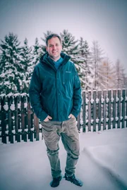 Der Schweizer Ex-Abfahrer Daniel Albrecht vor seinem Haus in Fiesch im Wallis. Nach seinem Sturz auf der Streif lag er 3 Wochen im k&uuml;nstlichen Koma. Nach dem Aufwachen musste er alles neu erlernen.