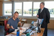 Dirk Eisfeld (Mike Hoffmann, l.) ger&auml;t ins Visier von Oberstaatsanwalt Bernd Reuther (Rainer Hunold, r.). Hat Eisfeld wom&ouml;glich etwas mit dem Tod von Frank Droste zu tun?
