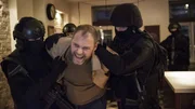 Jonas (Jakob Hauberg Lohmann), der Komplize der Kidnapper, wird vom Einsatzteam in der Wohnung von Naja festgenommen.